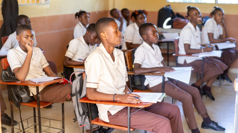 Ragazzi seduti ai banchi di una scuola ABF in Haiti
