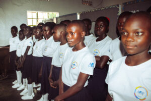 Bambini coristi di ABF Voices of Uganda che fanno le prove