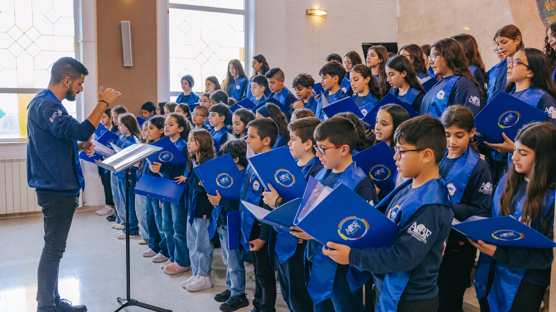 Bambini coristi di ABF Voices of Jerusalem impegnati nelle prove con il maestro