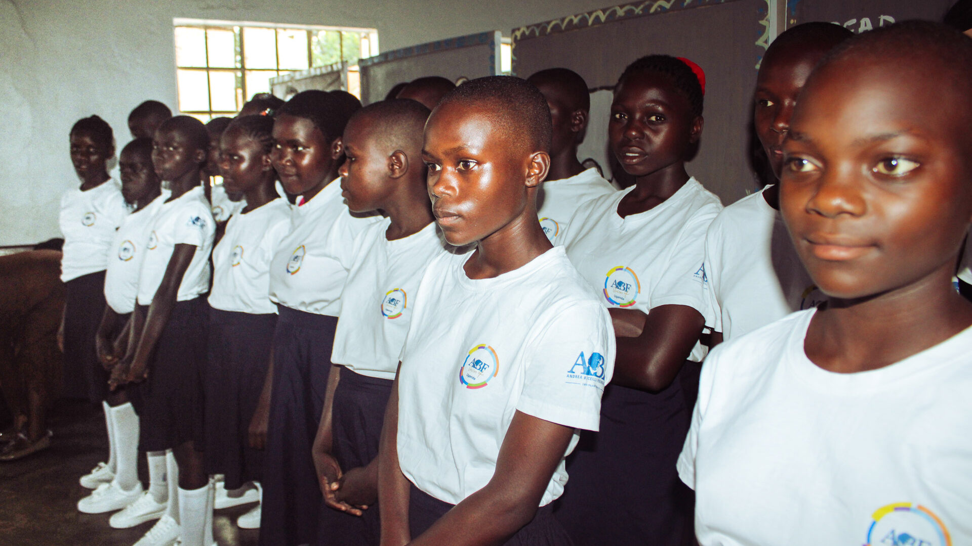 Bambini coristi di ABF Voices of Uganda che fanno le prove